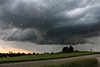 Die rotierende Wallcloud ist inzwischen über dem Dorf