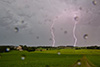 Viele Erdblitze aber auch starker Wind, der uns das Objekiv nass machte.