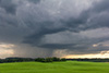 Es entwickelt sich eine interessante Form der Wolken und ein deutlicher Niederschlagskern.
