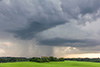 Die Wolkenformation löst sich auf und der Niederschlagskern schwächt sich ab.