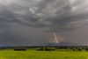 Blitzeinschläge in die Berge bei einem neu enwickelten Gewitter.