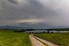 Neue Gewitter ziehen auf. Der Punkt auf dem See ist das Boot.