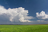 Neben dem Gewitter bildet sich eine zweite Quellwolke