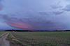 Beim Sonnenuntergang wurden die Wolken dann rot beleuchtet, das abziehende Gewitter auch, bis wir den Standort gewechselt hatten war es aber schon wieder weg