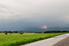 Nach dem Gewitter zauberte ein letzter Sonnenstrahl ein Regenbogenfragment vor die Berge