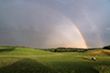 Dann wurde der Regenbogen intensiver, es gab aber nur selten sichtbare Blitze in der Richtung des Regenbogens.