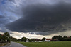 Das Gewitter schiebt sich vor den blauen Himmel