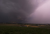 Blitze erhellen die Landschaft: