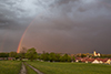 Kurz danach wird der Regenbogen wieder intensiver und doppelt: