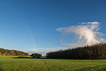 Regenbogen unter blauem Himmel